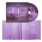 "Musick" in Leuchtschrift und tätowiert auf einem Arm. Ein CD-Cover zeigt eine Spritze als Teil des Designs.