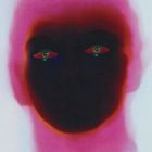 Ein Gesicht mit leuchtend roten und weißen Augen, umgeben von einem nebligen rosa Schimmer.