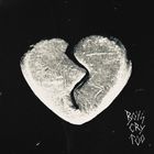 Text: "BOYS CRY TOO". Ein gebrochenes Herz aus Stein auf schwarzem Hintergrund.