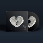 Text: "Boys Cry Too". Eine gebrochene Herzillustration auf dunklem Hintergrund, CD und Cover passend gestaltet.