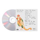 Handgeschriebene Trackliste auf hellem Hintergrund, daneben ein fantasievolles Vogelkunstwerk und eine CD.