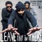 Texte: "SULLIVAN FORTNER, TYRONE ALLEN II, KAYVON GORDON", "LEAVE THAT IN THERE". Drei Männer in dunkler Kleidung.