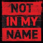 Der Text „NOT IN MY NAME“ in großen roten Buchstaben auf schwarzem Hintergrund, stilisiert mit rauer Textur.