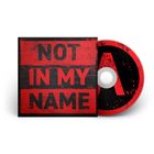 "NOT IN MY NAME" in fetter roter Schrift auf schwarzem Hintergrund; daneben eine schwarze CD mit rotem Design.