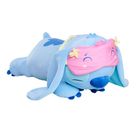 Ein hellblaues Stofftier mit langen Ohren trägt eine rosa Schlafmaske mit gelben Sternen und schläft friedlich.