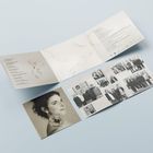 Ein aufgeschlagenes CD-Booklet mit Trackliste, darunter Porträts und Gruppenfotos in Schwarz-Weiß.