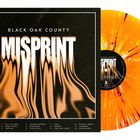 „MISPRINT“ und „BLACK OAK COUNTY“ in weiß. Orange- und schwarzgesprenkelte Schallplatte mit Albumcover in fließendem Stil.