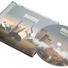 Texte: "RAUNCHY", "PRISØNER". Landschaft mit futuristisch anmutenden Strukturen auf CD und Cover.