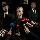 Mehrere Mikrofone mit Logos und Beschriftungen wie „EXPRES“, „TV2“, „NEWS“ vor Personen, die vor Pressevertretern stehen.