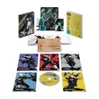 Kaiju No. 8 ist auf verschiedenen Objekten abgebildet, darunter ein Buch, Poster mit Charakteren und eine Disc.