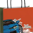 Keine Texte. Illustration eines blauen Sportwagens auf orangefarbenem Hintergrund, Rauchwolken und Reifenspuren sichtbar.