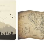 Links: Linien für "In case of loss" und "As a reward". Silhouette von Bergen und Figuren. Rechts: Karte von Middle Earth mit Text über Quests.