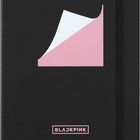„BLACKPINK“ in rosa auf schwarzem Umschlag. Rechteckiges Logo und ein stilisiertes rosa-weißes Papierblatt.