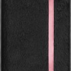 Schwarze, flauschige Oberfläche mit einem senkrechten, rosa Band rechts.