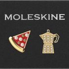 MOLESKINE in Großbuchstaben. Darunter eine Pizza-Scheibe und eine Kaffeekanne als goldene Symbole.