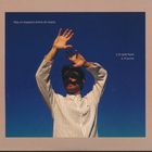 „Hay un espacio entre mi mano y lo que toco. A. Pizarnik.“ Person im weißen Hemd hebt Hände vor blauem Himmel.