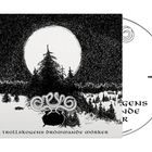 Text: "I Trollskogens Drömmande Mörker".  

Illustration: Ein düsterer Wald mit einem großen Vollmond im Hintergrund.