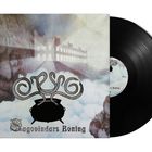 „Sagovindars Boning“ unten, darüber ein stilisiertes Logo, dahinter eine Burg in nebligem, mystischem Ambiente.