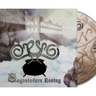"Sagovindars Boning" in dekorativer Schrift, ein schlangenartiges Symbol über einem Kessel und ein Schloss im Hintergrund.