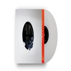 Ein weißer Umschlag mit ovalem Fenster zeigt eine Vinylplatte sowie eine stilisierte Figur, die durch ein Fenster schaut.