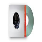 Ein Vinyl mit transparent-grüner Scheibe. Cover: Kreisfenster mit drapierten Kleidern, roter Rand rechts.