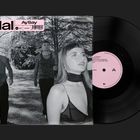 Text "Mal AySay" oben links. Schwarz-weiße Szene im Freien mit drei Personen, eine Schallplatte rechts.