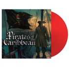 "Global Stage Orchestra Plays Music From Pirates of the Caribbean" steht auf einem Piratenschiff bei Sonnenuntergang mit rotem Vinyl.