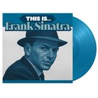 Der Text "THIS IS... Frank Sinatra" ist groß über einem Porträt eines Mannes in einem Hut vor blauem Hintergrund angebracht.