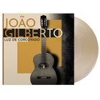 "JOÃO GILBERTO, LUZ DE CORCOVADO" steht über einer Gitarre, die vertikal entlang eines minimalistischen Designs abgebildet ist.