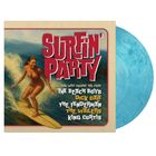 "Surfin' Party" in großen roten Buchstaben, darunter Künstlernamen; Illustration zeigt Surferin auf einer Welle.