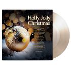 "Holly Jolly Christmas" mit Künstlernamen wie Johnny Mathis und Frank Sinatra auf schwarzem Hintergrund, Weihnachtskugel im Schnee.