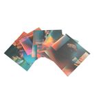 Bunte, überlappende, abstrakte Quadrate mit warmen Farben, die ein Gefühl von Bewegung und Dynamik erzeugen.