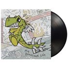 „My Dinosaur Life“. Cartoon-Dinosaurier mit Flügeln läuft durch eine brennende Stadt, comicartig dargestellt.