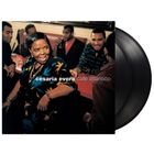 "cesaria evora café atlantico". Personen lachen und unterhalten sich an einem Tisch in einer gemütlichen Umgebung.