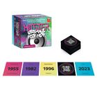 „Über 150 ikonische Urban-Music- und Hip-Hop-Tracks.“ Eine Box und Karten in lebendigen Farben mit Jahreszahlen.