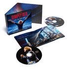 Aufschrift: "SIMPLY RED LIVE IN SANTIAGO" und "HOLDING BACK THE YEARS". CD-Hülle mit Konzertszene und Sänger.