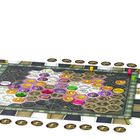 Spielbrett mit hexagonalen Feldern, umgeben von vielen bunten Spielmarken in verschiedenen Farben und Mustern.