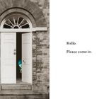 Text: "Hello. Please come in." Eine geöffnete Tür in einem Ziegelgebäude, durch die eine Figur vorsichtig herausschaut.