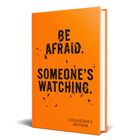 "BE AFRAID. SOMEONE'S WATCHING. COLLECTOR’S EDITION." Ein orangefarbenes Buch mit schwarzem Text.