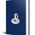 Ein blaues Buch mit einem silbernen Flamingo-Logo auf dem Deckel.