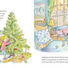 Links ein Sofa mit einem Bären in einem blauen Mantel, rechts ein Bär am Bett mit einem rosa Schwein. Weihnachtsbaum. Texte von Judy und Paddington.