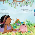 Drei Kinder spielen fröhlich im Garten. Eines schaukelt an einem Ast, ein zweites krabbelt auf dem Rücken eines Erwachsenen.