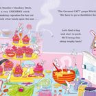Links oben: "At Number 7 Dankley Ditch..."
Rechts: Ein Einhorn mit Regenbogenmähne liest eine Zeitung mit der Schlagzeile "Universe's Greatest Cat Contest!" Im Raum sind bunte Cupcakes und Mäuse beim Backen.