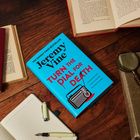 "Jeremy Vine: TURN THE DIAL FOR DEATH" in roten und schwarzen Buchstaben auf einem blauen Buchcover.