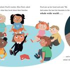 Text: Montags in der Schule fragte Pearls Lehrerin die Klasse ...
Illustration: Kinder sitzen im Kreis, eines hebt die Hand. Ein Becher Kakao und ein Tablet sind zu sehen.