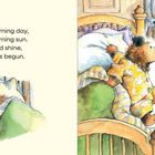 Links steht: "Good morning day, good morning sun. Rise and shine, the day’s begun." Rechts ein Bär im Bett, Sonne durch Fenster.