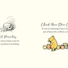 „Set Priorities: Nearly eleven o'clock is time for a little smackerel of something.“ Illustration von einem Bären am Baum. „Check Your Store Cupboard: It's sort of comforting to know if you have fourteen pots of honey left, or fifteen, as the case may be.“ Illustration eines Bären mit Honigtöpfen.