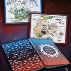 Text: "THE DARKER THE NIGHT, THE BRIGHTER THE STAR", "BLOOD BOUND", "ONLY BLOOD BRINGS FIRE". Zwei fantasievolle Landkarten und zwei Bücher.