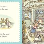 Links: "It's nice for mice to splash in the sea, and to play on the sand till it's time for tea." Rechts: Mäuse im gemütlichen Raum.