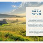 Kapitel 1: "The Big Picture". Landschaft mit grünem Feld, Hügeln, Nebel und blauem Himmel. Ein kleines Steinhaus im Vordergrund.